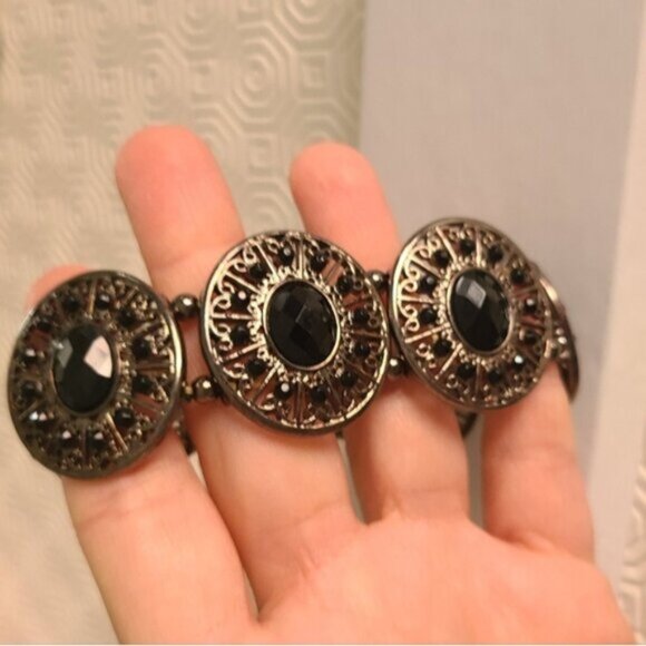 Vintage Style Pewter Bracelet with Black Crystal Cabochon Accents Elastic - Picture 3 of 4
